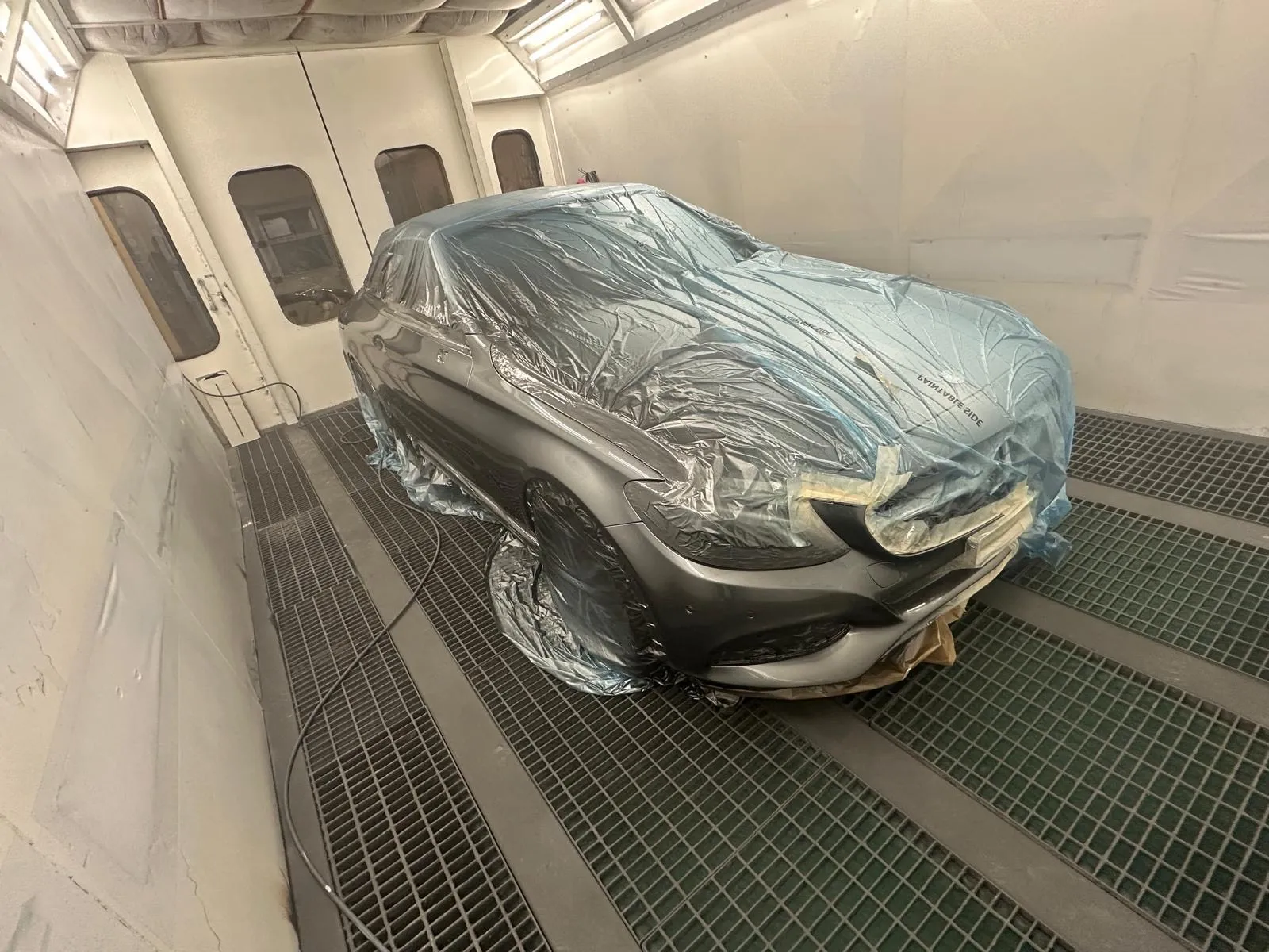 Präzise lackierte Limousine mit metallischem Glanz in Liebistorf